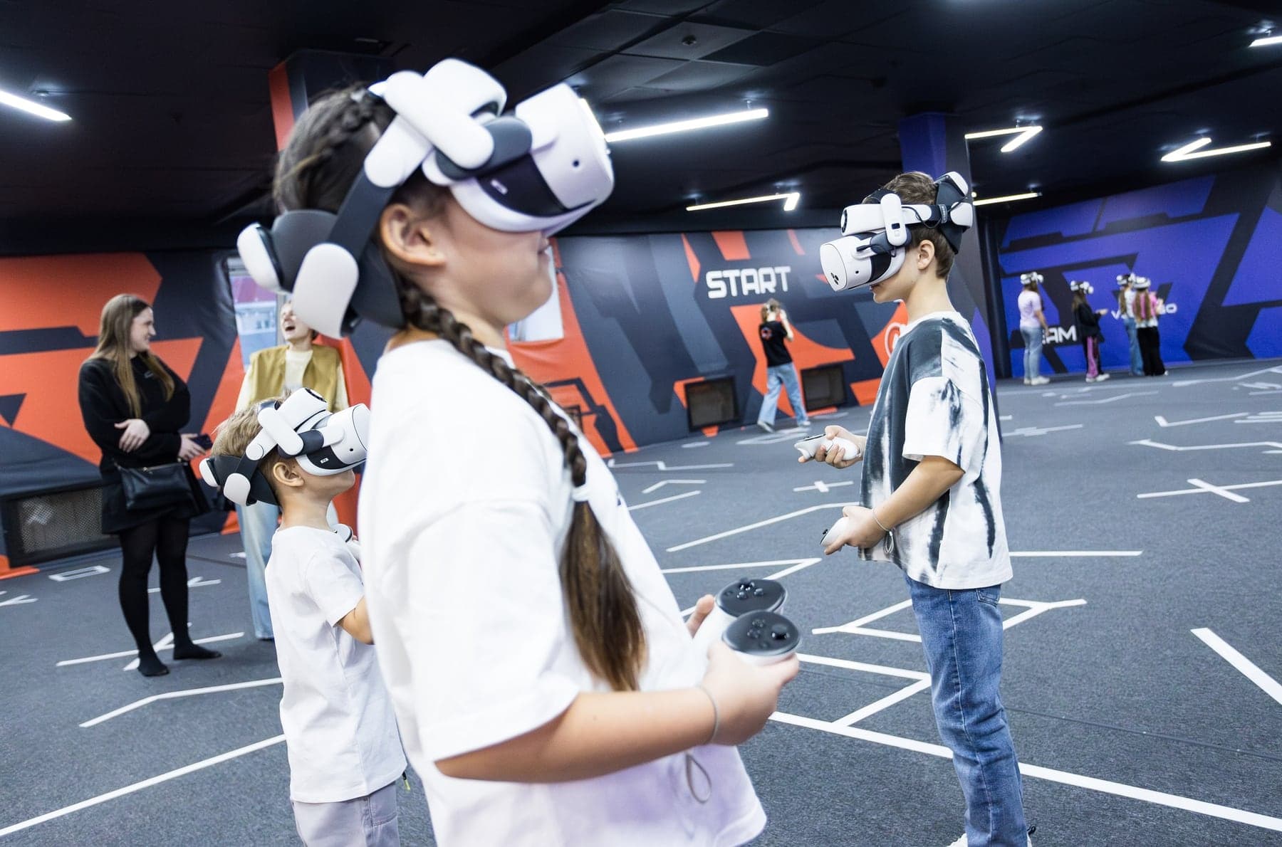 Дети в VR-шлемах играют командную VR-игру на арене VERTIGO в Саратове